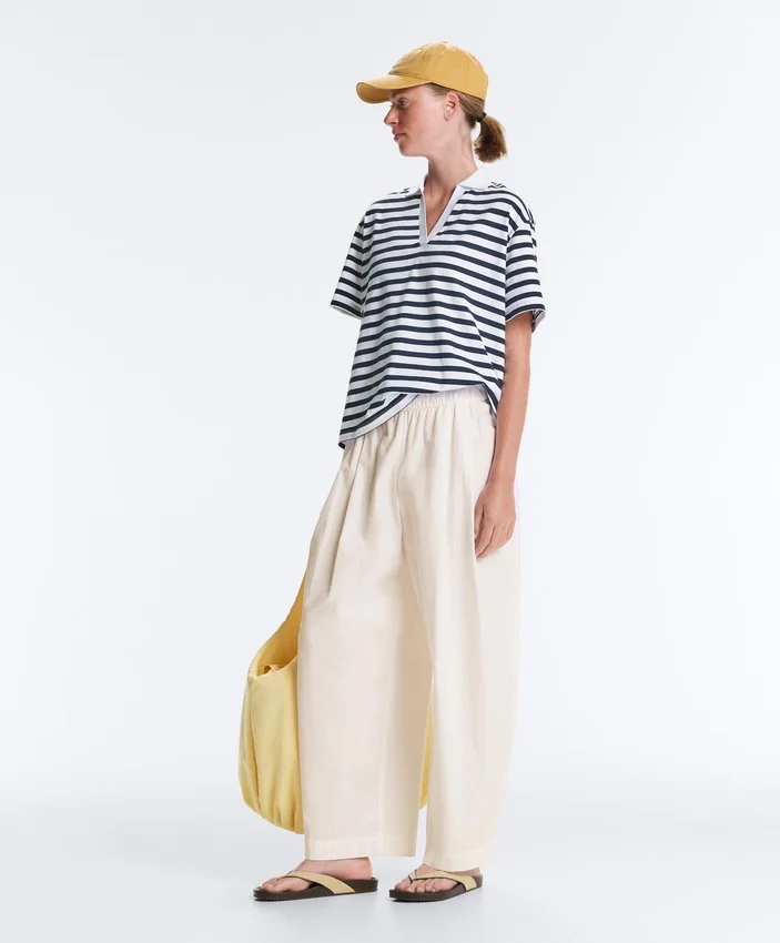 Boxy-T-Shirt aus Baumwollmischung mit kurzen Ärmeln und Rollkragen Boxy-T-Shirt aus Baumwollmischung mit kurzen Ärmeln und Rollkragen
