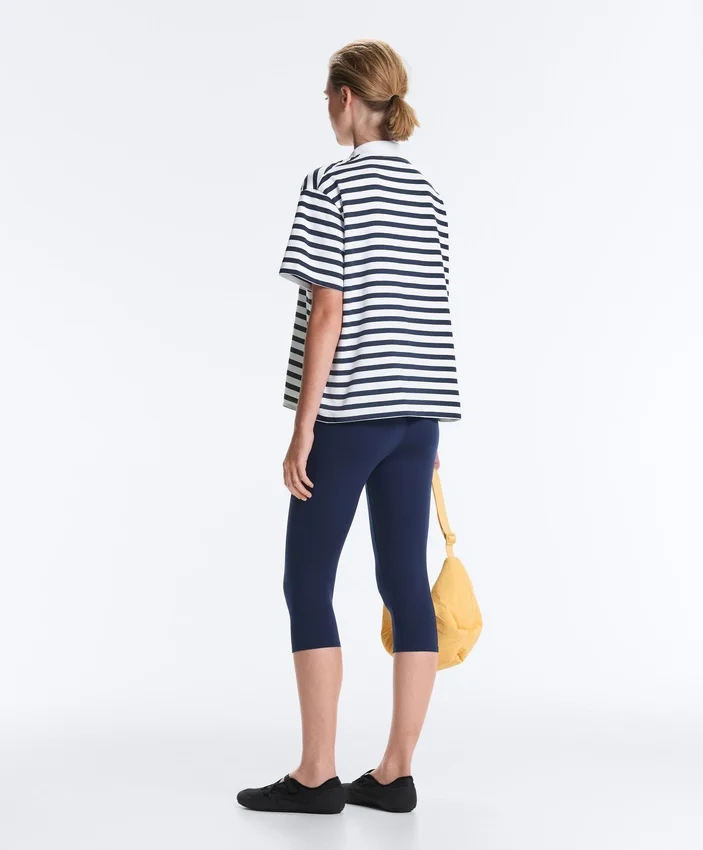 Boxy-T-Shirt aus Baumwollmischung mit kurzen Ärmeln und Rollkragen Boxy-T-Shirt aus Baumwollmischung mit kurzen Ärmeln und Rollkragen