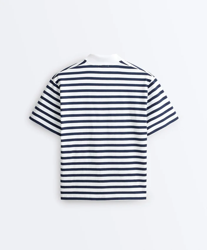 Boxy-T-Shirt aus Baumwollmischung mit kurzen Ärmeln und Rollkragen Boxy-T-Shirt aus Baumwollmischung mit kurzen Ärmeln und Rollkragen