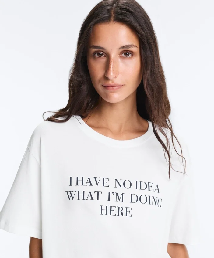 Boxy-T-Shirt aus Baumwollmischung mit kurzen Ärmeln und Slogan Boxy-T-Shirt aus Baumwollmischung mit kurzen Ärmeln und Slogan