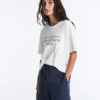 Boxy-T-Shirt aus Baumwollmischung mit kurzen Ärmeln und Slogan Boxy-T-Shirt aus Baumwollmischung mit kurzen Ärmeln und Slogan