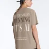 Boxy-T-Shirt aus Baumwollmischung mit kurzen Ärmeln und Slogan Boxy-T-Shirt aus Baumwollmischung mit kurzen Ärmeln und Slogan