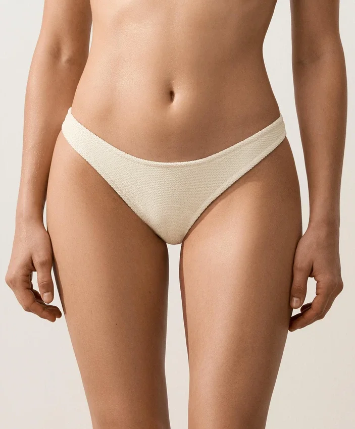 Brasilianischer Bikini-Slip mit U-Ausschnitt und Crinkle-Effekt Brasilianischer Bikini-Slip mit U-Ausschnitt und Crinkle-Effekt