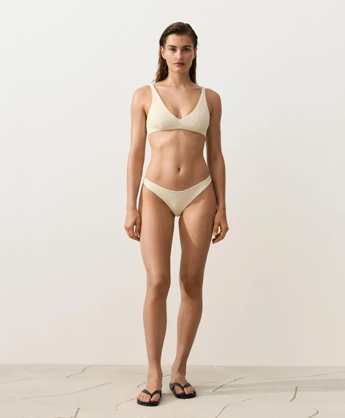 Brasilianischer Bikini-Slip mit U-Ausschnitt und Crinkle-Effekt Brasilianischer Bikini-Slip mit U-Ausschnitt und Crinkle-Effekt
