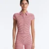 Comfortlux Gestreifter kurzer Jumpsuit mit Shorts Comfortlux Gestreifter kurzer Jumpsuit mit Shorts