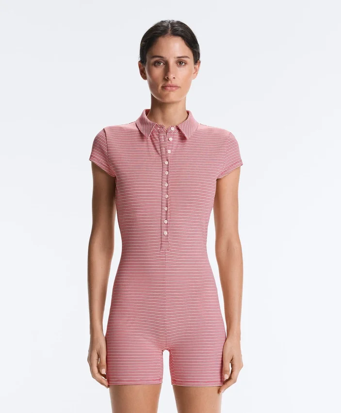Comfortlux Gestreifter kurzer Jumpsuit mit Shorts Comfortlux Gestreifter kurzer Jumpsuit mit Shorts