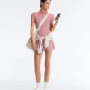 Comfortlux Gestreifter kurzer Jumpsuit mit Shorts Comfortlux Gestreifter kurzer Jumpsuit mit Shorts