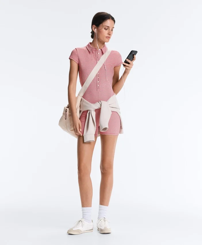 Comfortlux Gestreifter kurzer Jumpsuit mit Shorts Comfortlux Gestreifter kurzer Jumpsuit mit Shorts