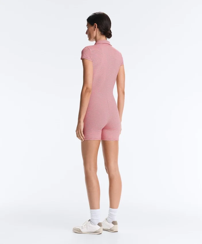 Comfortlux Gestreifter kurzer Jumpsuit mit Shorts Comfortlux Gestreifter kurzer Jumpsuit mit Shorts