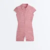 Comfortlux Gestreifter kurzer Jumpsuit mit Shorts Comfortlux Gestreifter kurzer Jumpsuit mit Shorts
