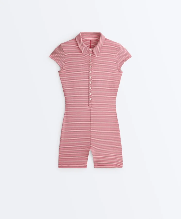 Comfortlux Gestreifter kurzer Jumpsuit mit Shorts Comfortlux Gestreifter kurzer Jumpsuit mit Shorts