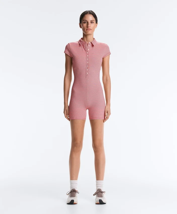 Comfortlux Gestreifter kurzer Jumpsuit mit Shorts Comfortlux Gestreifter kurzer Jumpsuit mit Shorts