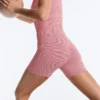 Comfortlux Gestreifter kurzer Jumpsuit mit Shorts Comfortlux Gestreifter kurzer Jumpsuit mit Shorts