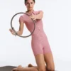 Comfortlux Gestreifter kurzer Jumpsuit mit Shorts Comfortlux Gestreifter kurzer Jumpsuit mit Shorts