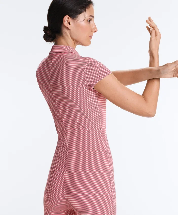 Comfortlux Gestreifter kurzer Jumpsuit mit Shorts Comfortlux Gestreifter kurzer Jumpsuit mit Shorts