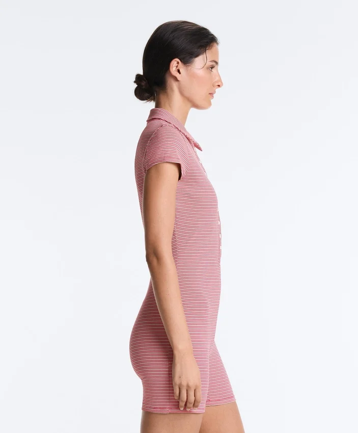 Comfortlux Gestreifter kurzer Jumpsuit mit Shorts Comfortlux Gestreifter kurzer Jumpsuit mit Shorts