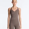 Comfortlux Kurzer Jumpsuit mit gekreuzten Trägern Comfortlux Kurzer Jumpsuit mit gekreuzten Trägern