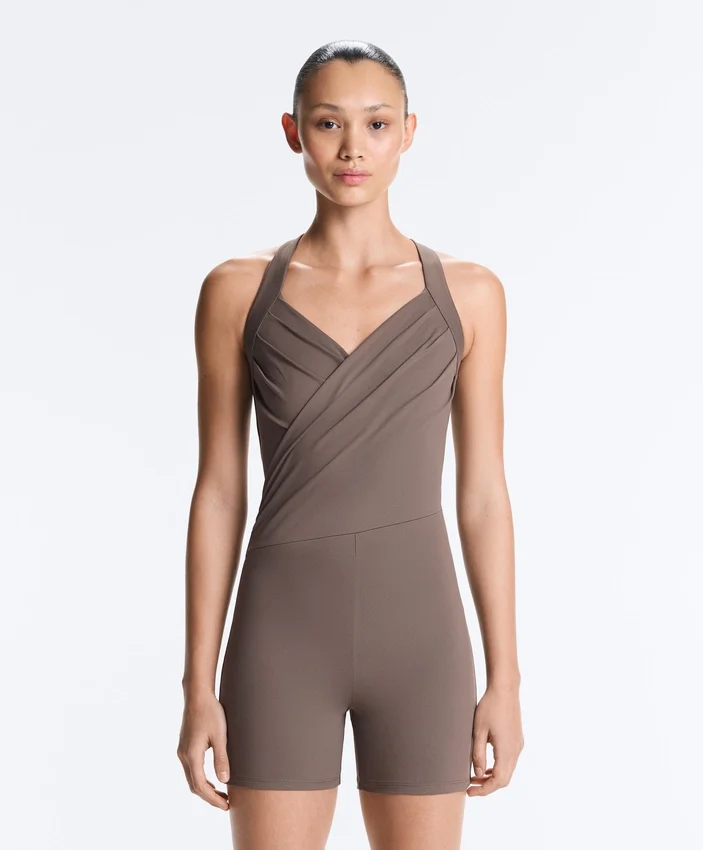 Comfortlux Kurzer Jumpsuit mit gekreuzten Trägern Comfortlux Kurzer Jumpsuit mit gekreuzten Trägern