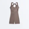 Comfortlux Kurzer Jumpsuit mit gekreuzten Trägern Comfortlux Kurzer Jumpsuit mit gekreuzten Trägern