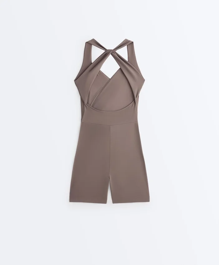 Comfortlux Kurzer Jumpsuit mit gekreuzten Trägern Comfortlux Kurzer Jumpsuit mit gekreuzten Trägern