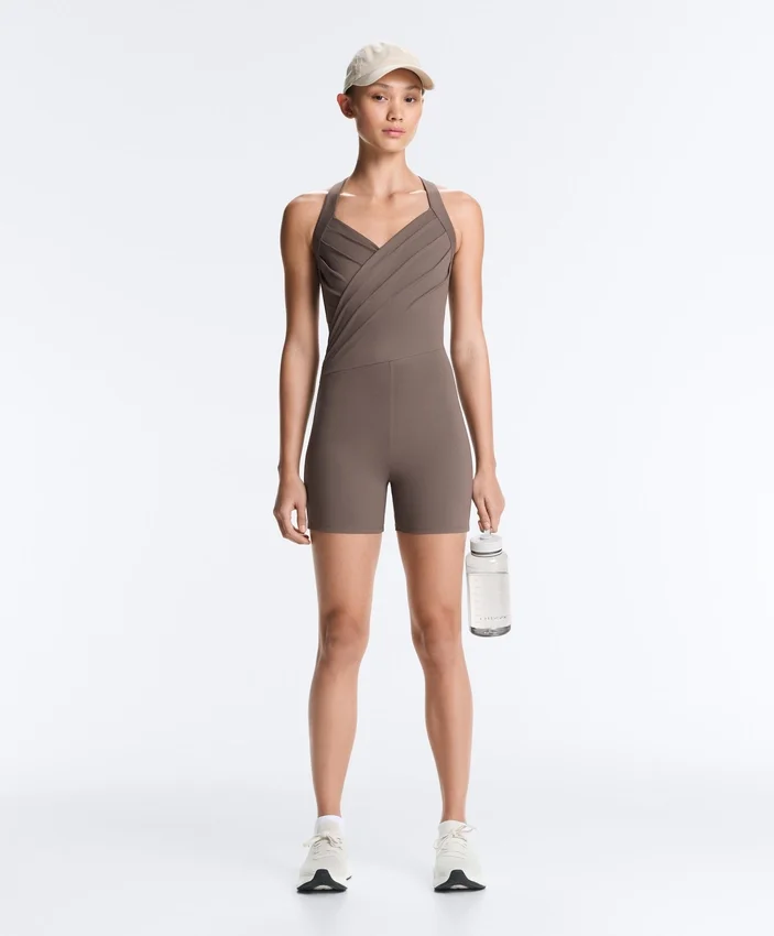 Comfortlux Kurzer Jumpsuit mit gekreuzten Trägern Comfortlux Kurzer Jumpsuit mit gekreuzten Trägern