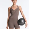 Comfortlux Kurzer Jumpsuit mit gekreuzten Trägern Comfortlux Kurzer Jumpsuit mit gekreuzten Trägern