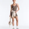 Comfortlux Kurzer Jumpsuit mit gekreuzten Trägern Comfortlux Kurzer Jumpsuit mit gekreuzten Trägern