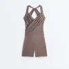 Comfortlux Kurzer Jumpsuit mit gekreuzten Trägern Comfortlux Kurzer Jumpsuit mit gekreuzten Trägern