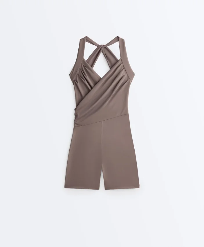 Comfortlux Kurzer Jumpsuit mit gekreuzten Trägern Comfortlux Kurzer Jumpsuit mit gekreuzten Trägern