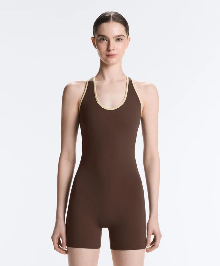 Comfortlux Kurzer Jumpsuit mit Kontrast Comfortlux Kurzer Jumpsuit mit Kontrast