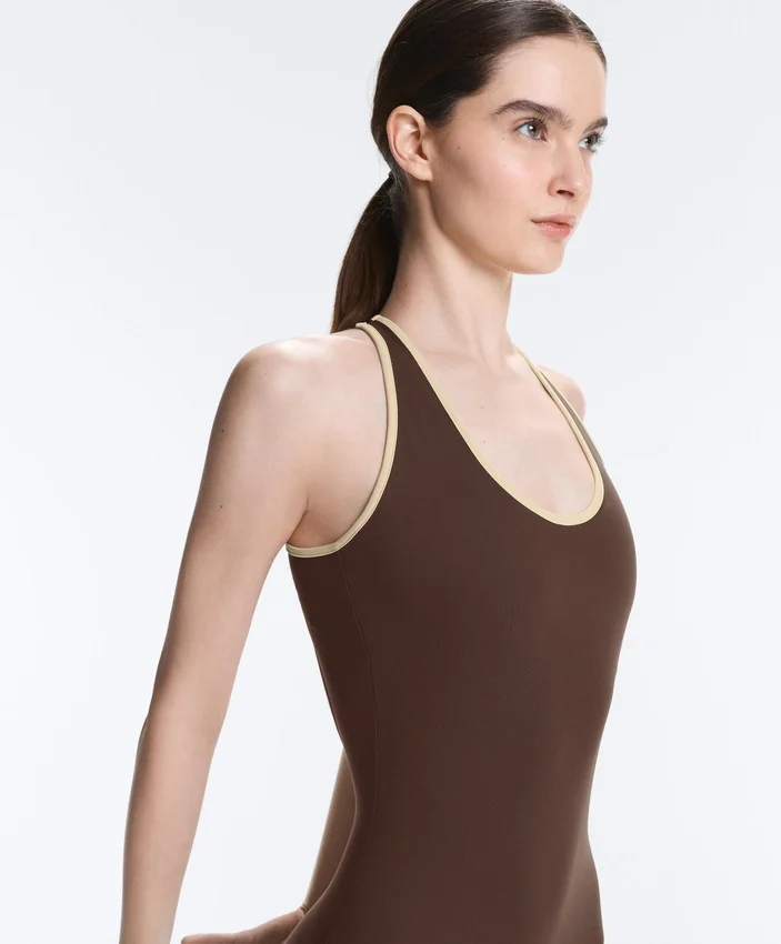 Comfortlux Kurzer Jumpsuit mit Kontrast Comfortlux Kurzer Jumpsuit mit Kontrast
