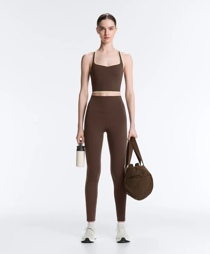 Comfortlux Top mit kontrastierendem, gekreuztem Rücken Comfortlux Top mit kontrastierendem, gekreuztem Rücken