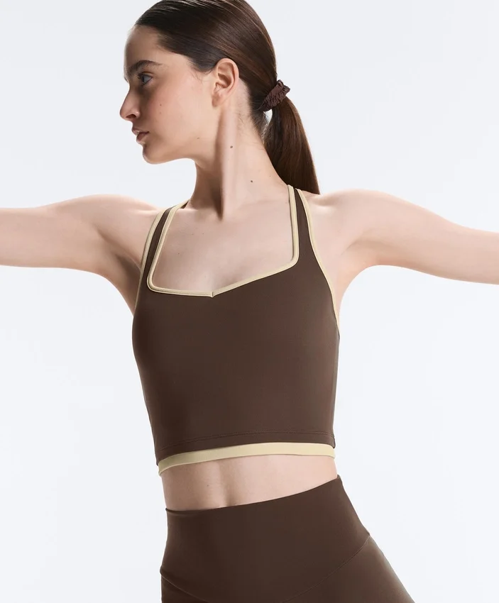 Comfortlux Top mit kontrastierendem, gekreuztem Rücken Comfortlux Top mit kontrastierendem, gekreuztem Rücken