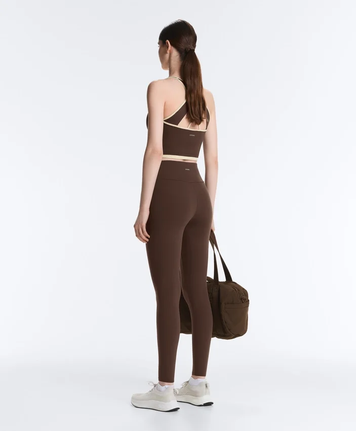 Comfortlux Top mit kontrastierendem, gekreuztem Rücken Comfortlux Top mit kontrastierendem, gekreuztem Rücken