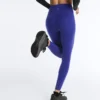 Compressive Leggings mit hoher Taille, reflektierenden Details und knöchellanger Passform Compressive Leggings mit hoher Taille, reflektierenden Details und knöchellanger Passform