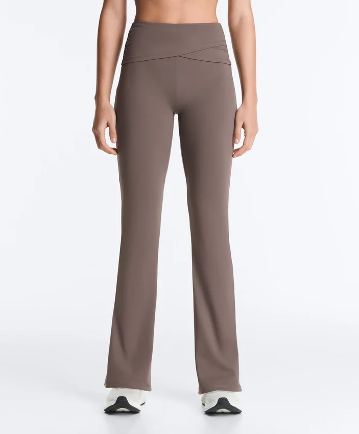 Drapierte, hoch taillierte Comfortlux-Hose mit ausgestelltem Bein Drapierte, hoch taillierte Comfortlux-Hose mit ausgestelltem Bein