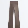 Drapierte, hoch taillierte Comfortlux-Hose mit ausgestelltem Bein Drapierte, hoch taillierte Comfortlux-Hose mit ausgestelltem Bein