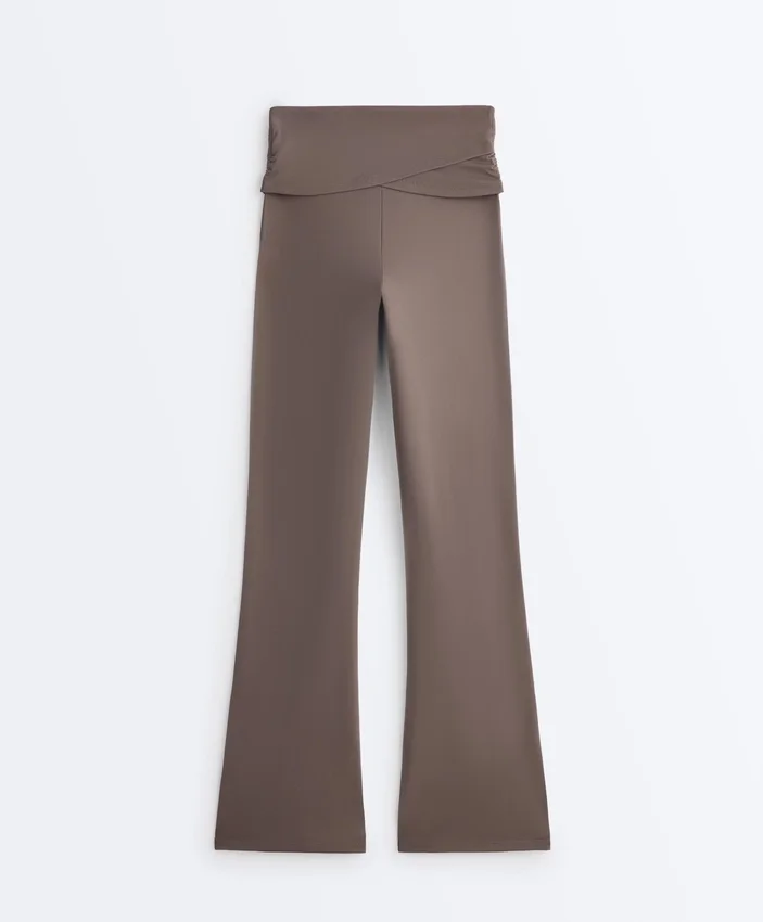 Drapierte, hoch taillierte Comfortlux-Hose mit ausgestelltem Bein Drapierte, hoch taillierte Comfortlux-Hose mit ausgestelltem Bein