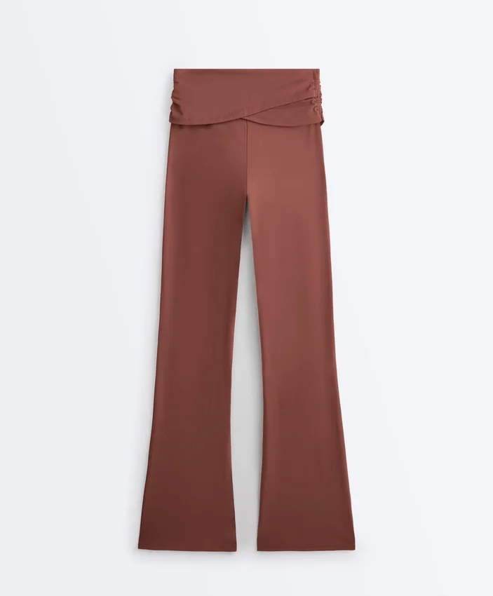 Drapierte, hoch taillierte Comfortlux-Hose mit ausgestelltem Bein Drapierte, hoch taillierte Comfortlux-Hose mit ausgestelltem Bein