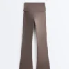 Drapierte, hoch taillierte Comfortlux-Hose mit ausgestelltem Bein Drapierte, hoch taillierte Comfortlux-Hose mit ausgestelltem Bein
