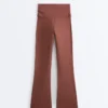 Drapierte, hoch taillierte Comfortlux-Hose mit ausgestelltem Bein Drapierte, hoch taillierte Comfortlux-Hose mit ausgestelltem Bein