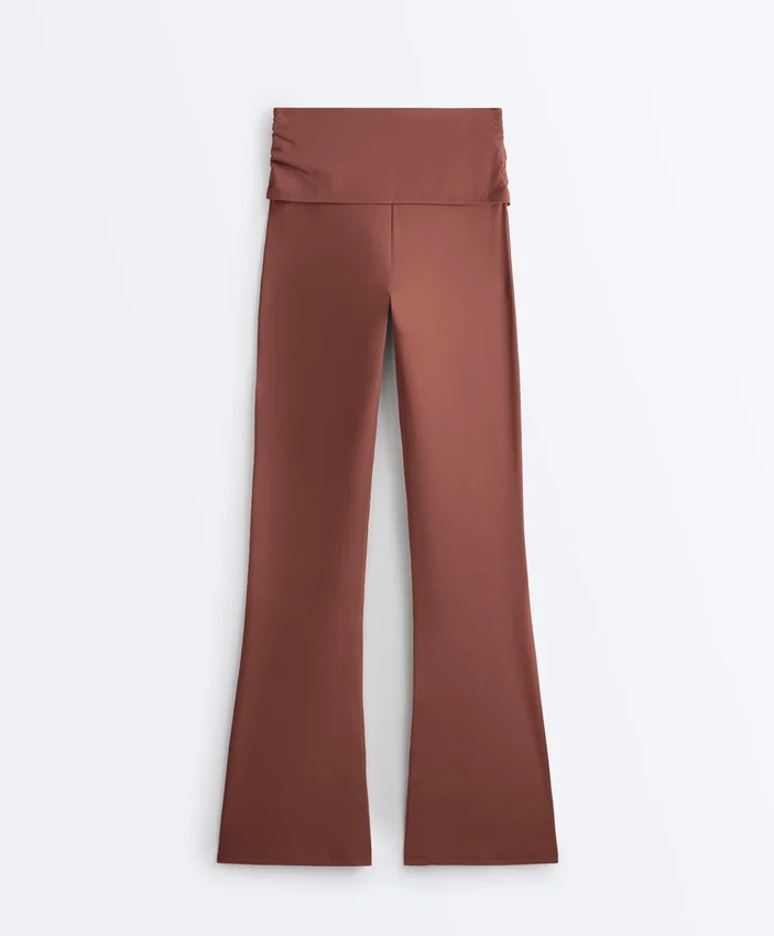 Drapierte, hoch taillierte Comfortlux-Hose mit ausgestelltem Bein Drapierte, hoch taillierte Comfortlux-Hose mit ausgestelltem Bein