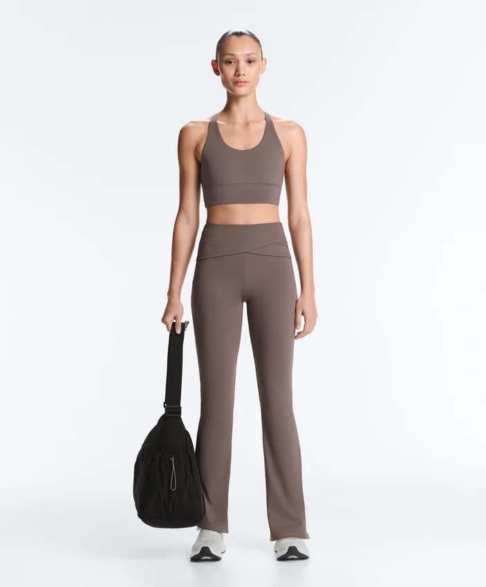 Drapierte, hoch taillierte Comfortlux-Hose mit ausgestelltem Bein Drapierte, hoch taillierte Comfortlux-Hose mit ausgestelltem Bein