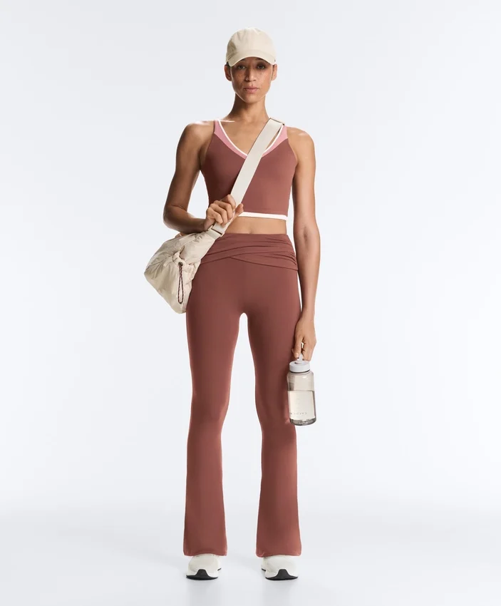 Drapierte, hoch taillierte Comfortlux-Hose mit ausgestelltem Bein Drapierte, hoch taillierte Comfortlux-Hose mit ausgestelltem Bein