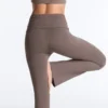 Drapierte, hoch taillierte Comfortlux-Hose mit ausgestelltem Bein Drapierte, hoch taillierte Comfortlux-Hose mit ausgestelltem Bein