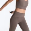 Drapierte, hoch taillierte Comfortlux-Hose mit ausgestelltem Bein Drapierte, hoch taillierte Comfortlux-Hose mit ausgestelltem Bein