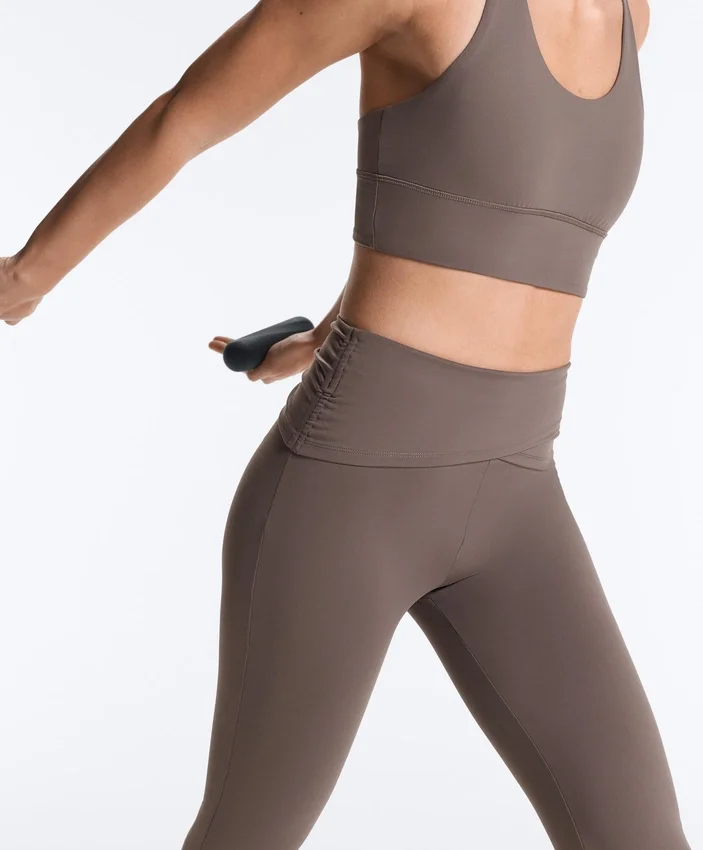Drapierte, hoch taillierte Comfortlux-Hose mit ausgestelltem Bein Drapierte, hoch taillierte Comfortlux-Hose mit ausgestelltem Bein