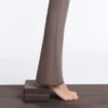 Drapierte, hoch taillierte Comfortlux-Hose mit ausgestelltem Bein Drapierte, hoch taillierte Comfortlux-Hose mit ausgestelltem Bein