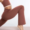 Drapierte, hoch taillierte Comfortlux-Hose mit ausgestelltem Bein Drapierte, hoch taillierte Comfortlux-Hose mit ausgestelltem Bein