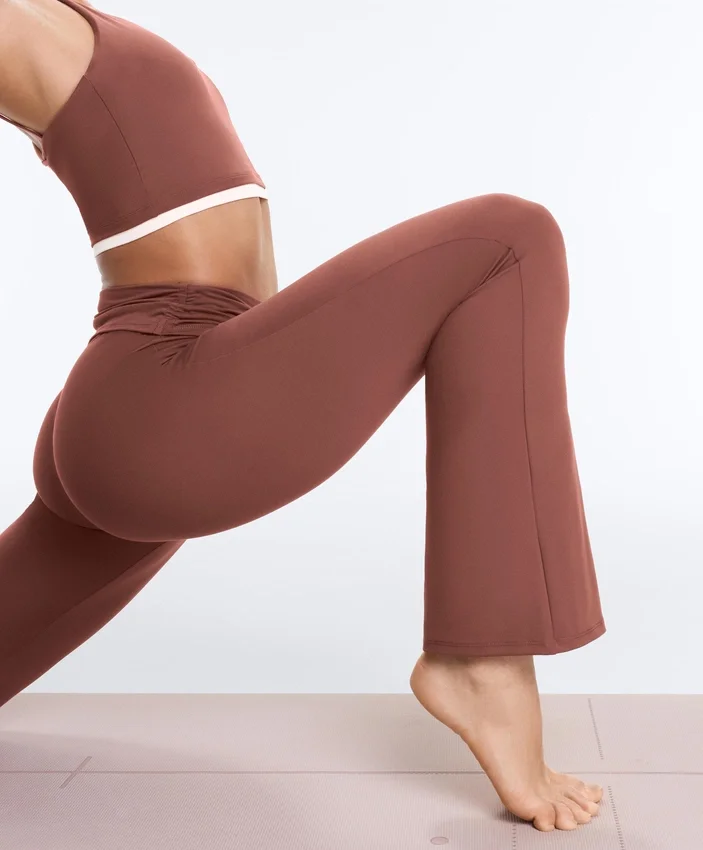 Drapierte, hoch taillierte Comfortlux-Hose mit ausgestelltem Bein Drapierte, hoch taillierte Comfortlux-Hose mit ausgestelltem Bein